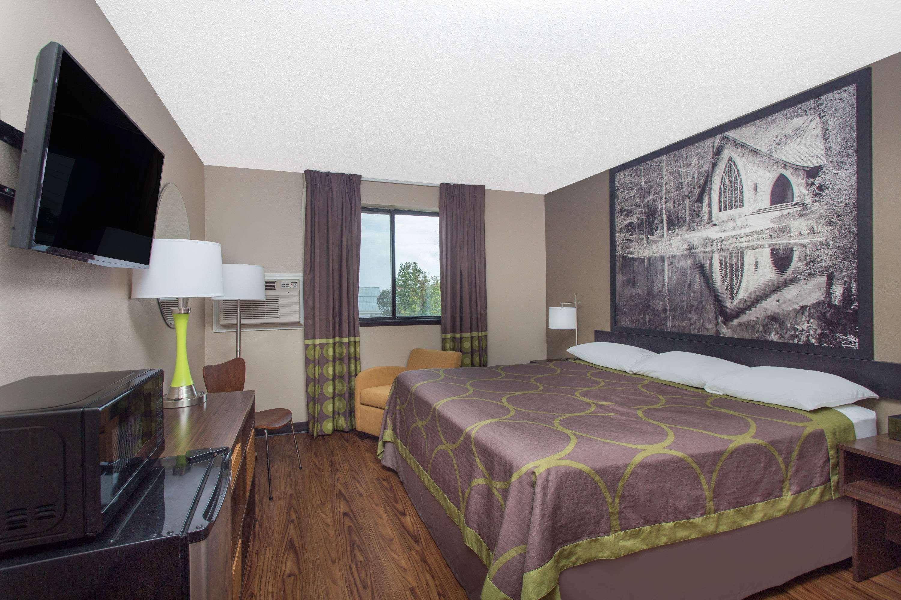 Super 8 By Wyndham Airport Hotel