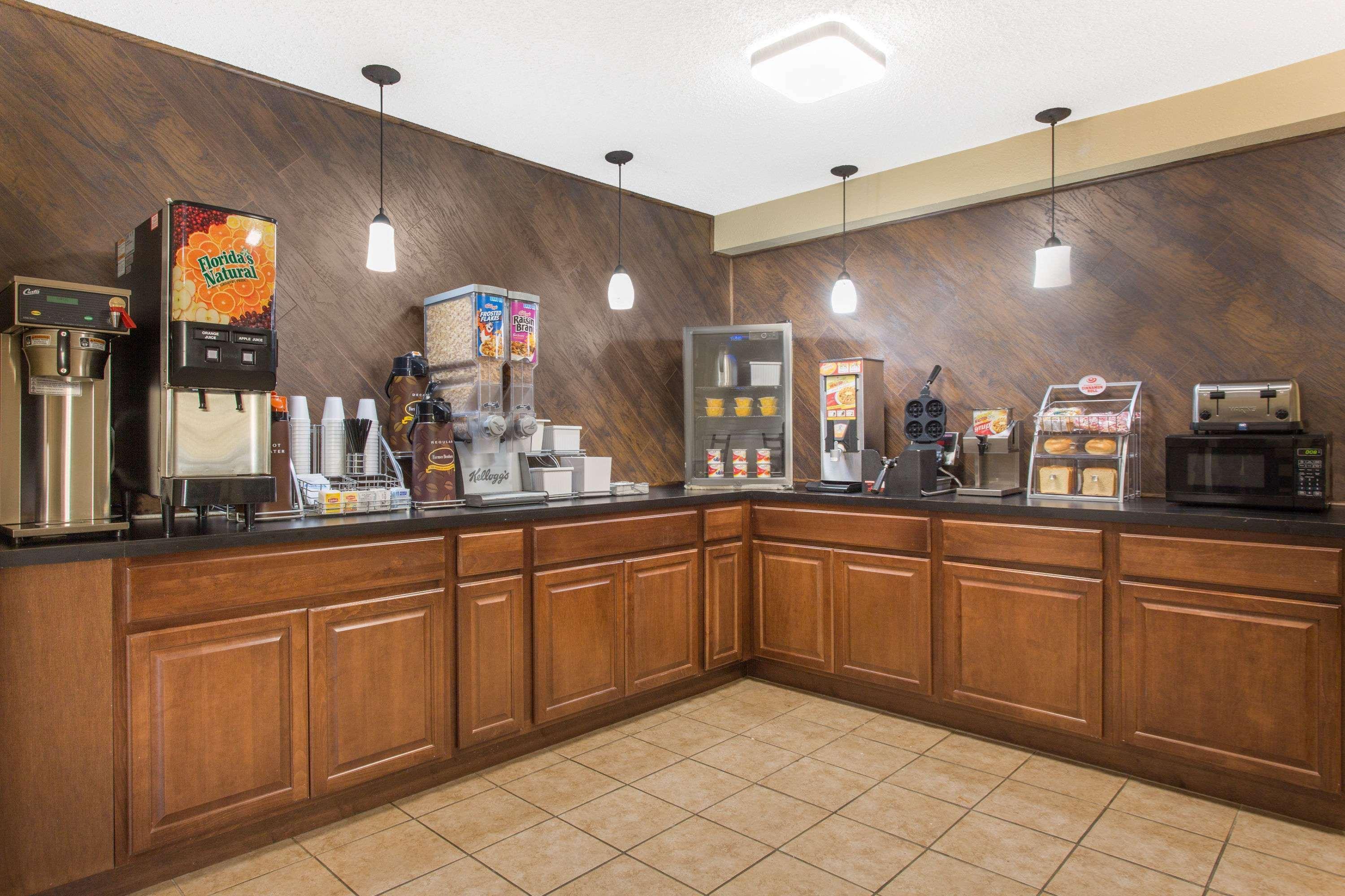 Super 8 By Wyndham Airport