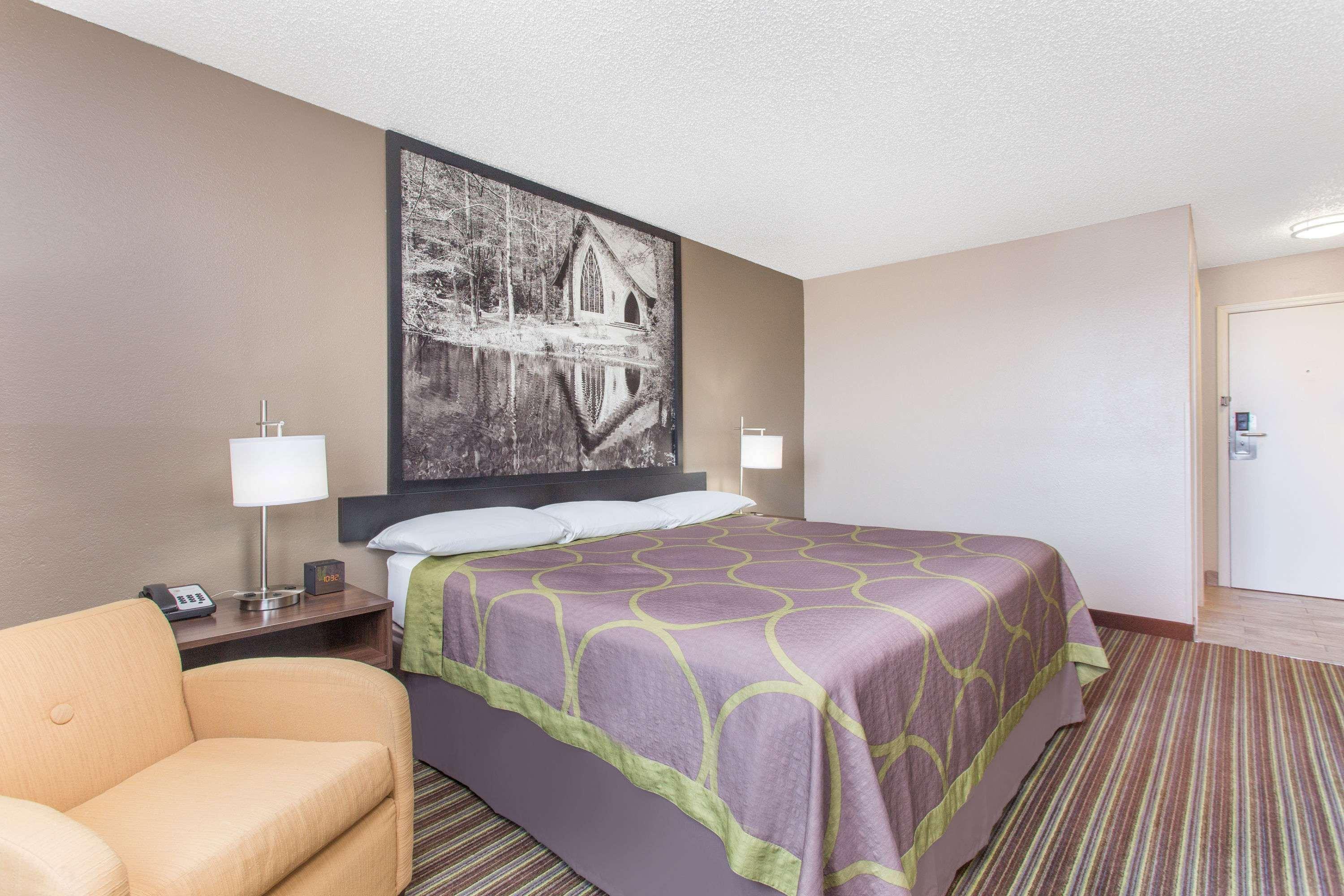 Hotel Super 8 By Wyndham Airport