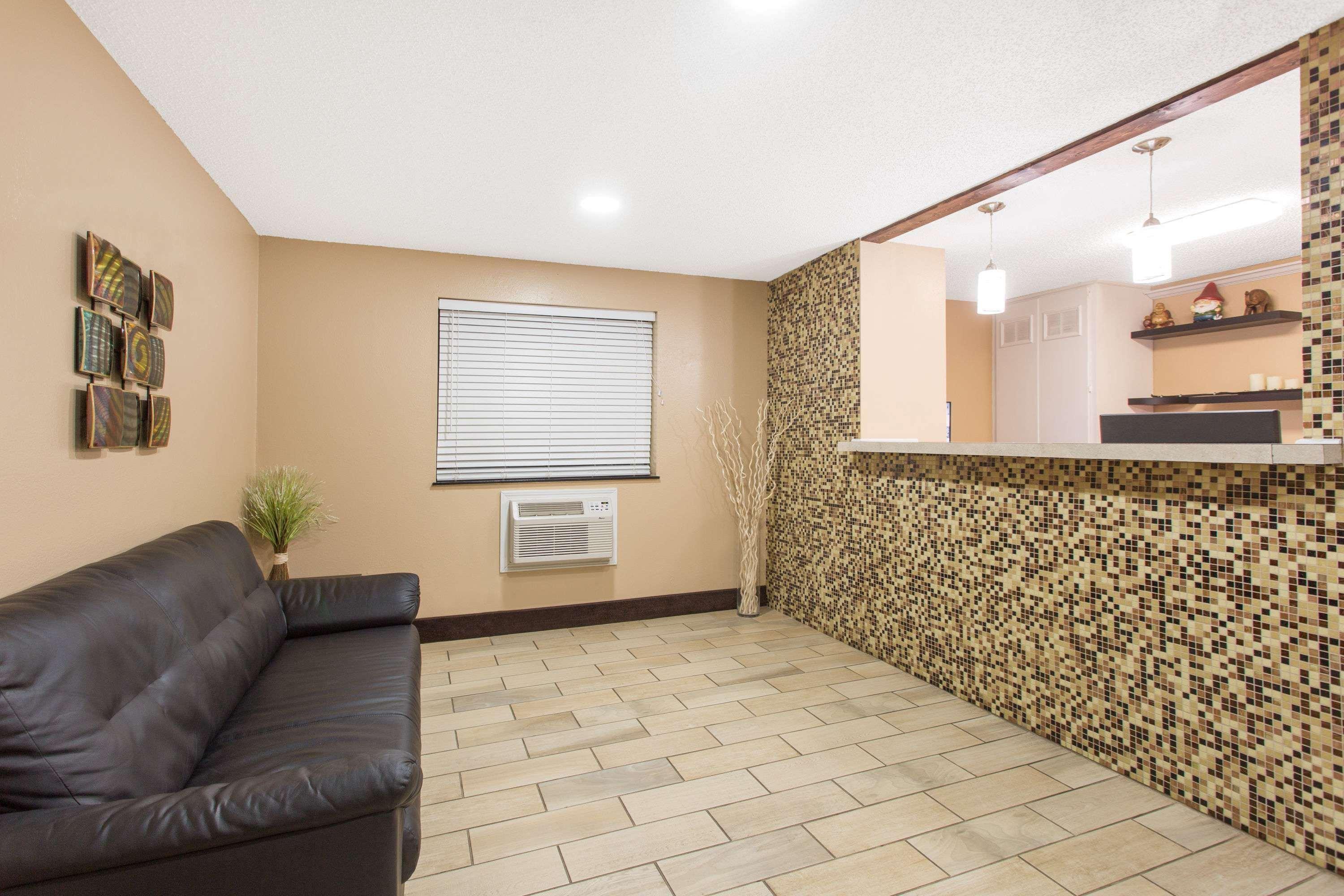 Super 8 By Wyndham Airport Columbus
