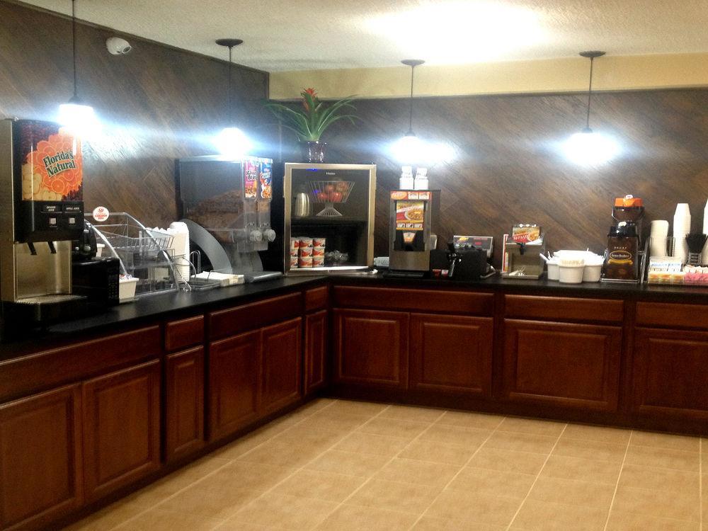Super 8 By Wyndham Airport 2*