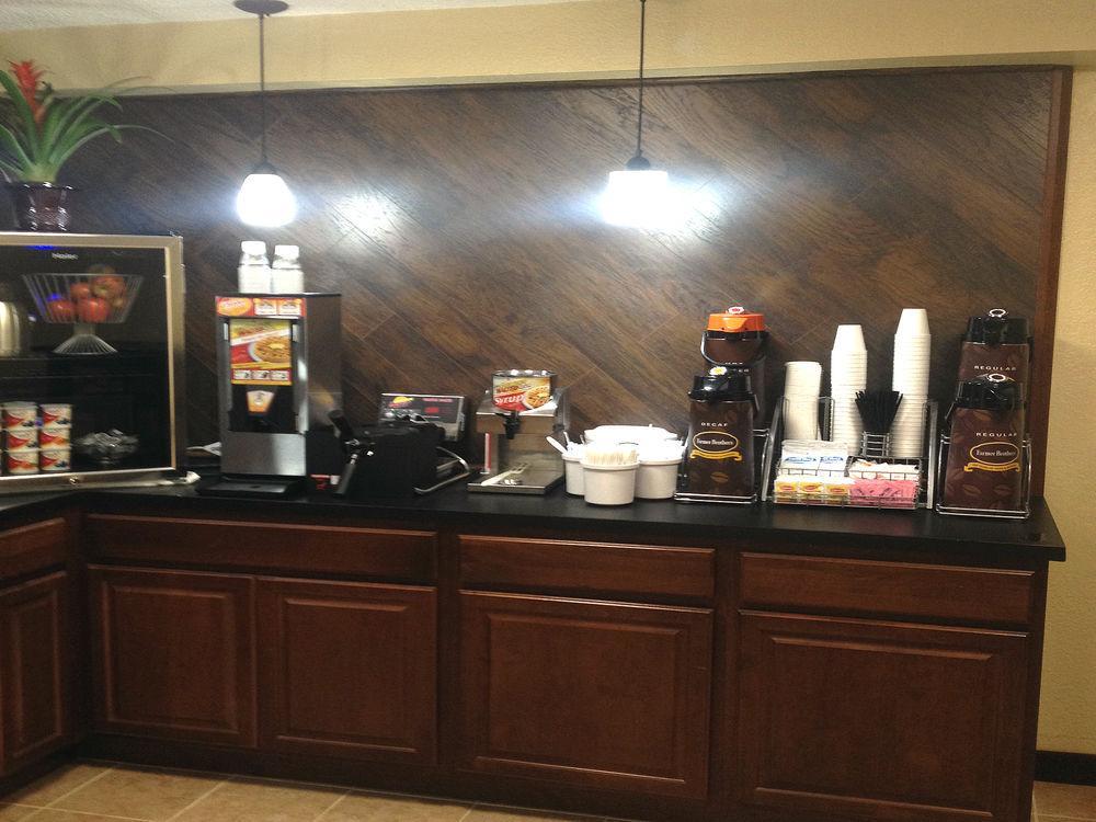 Super 8 By Wyndham Airport Hotel