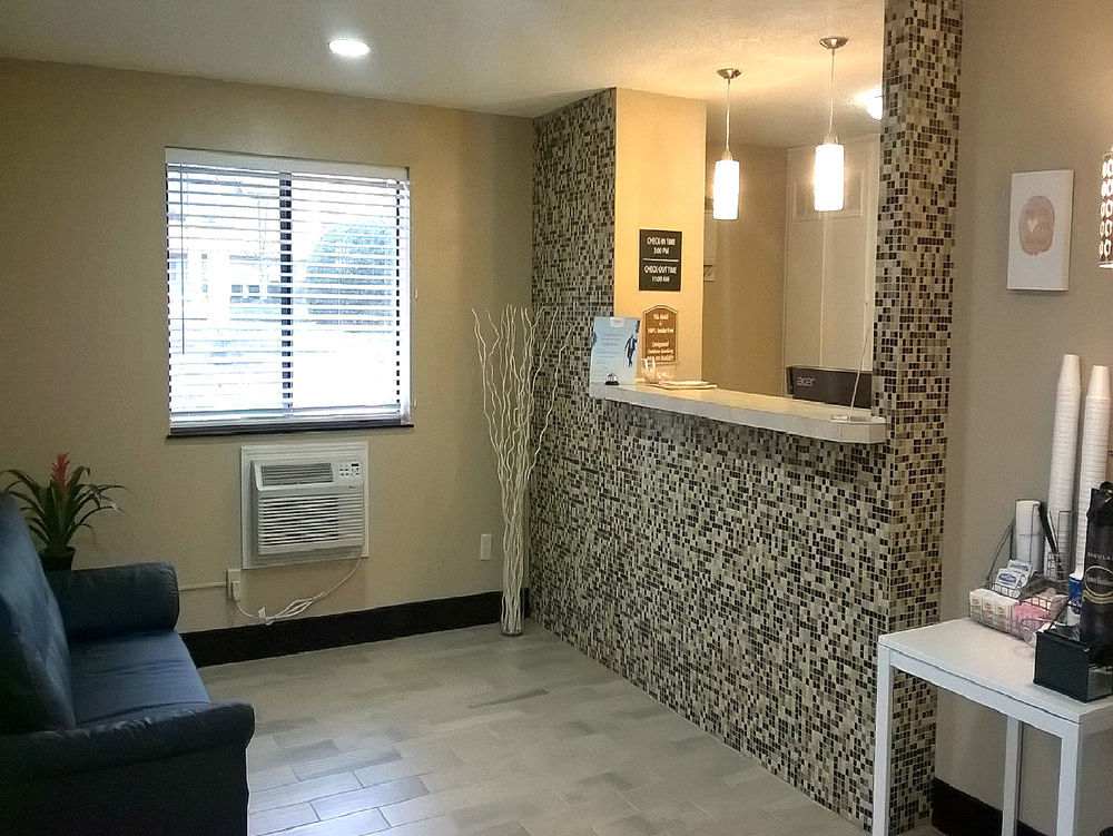 Super 8 By Wyndham Airport Hotel