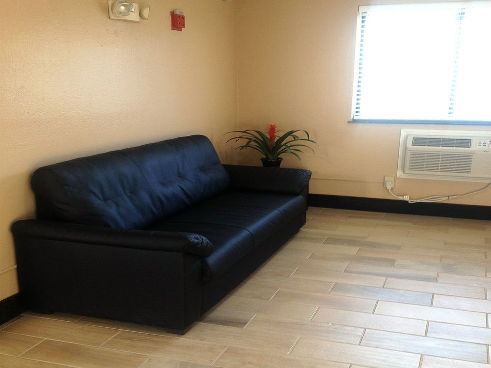 Super 8 By Wyndham Airport 2*